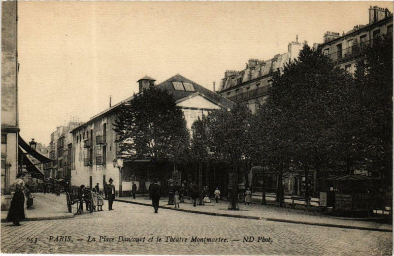 Carte postale ancienne La Place Dancourt et le Théâtre Montmartre à Paris 18e
