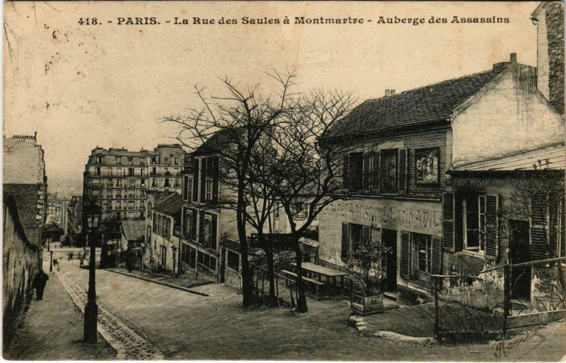 Carte postale ancienne La Rue des Saules à Montmartre - Auberge des Assassins à Paris 18e