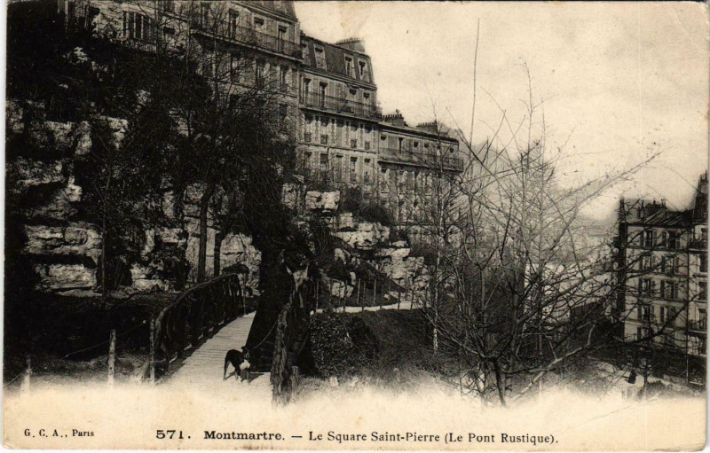 Carte postale ancienne Montmartre — Le Square Saint-Pierre (Le Pont Rustique) à Paris 18e