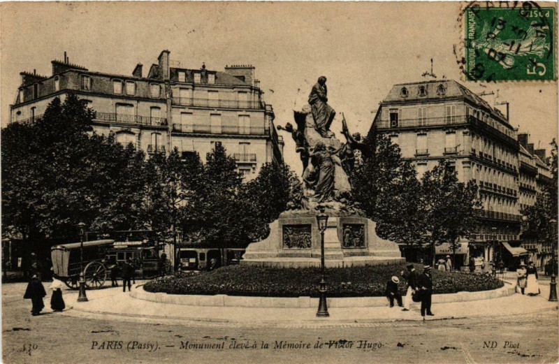 Carte postale ancienne Passy - Monument élevé à la Mémoire de Victor Hugo à Paris 16e