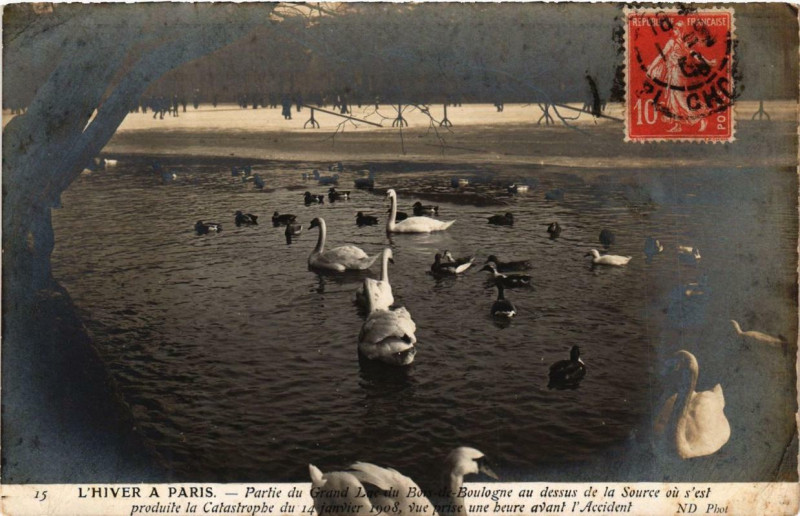 Carte postale ancienne L'Hiver à Paris - Partie du Grand Lac du Bois-de-Boulogne au dessus de la Source où s'est produite la Catastrophe du 14 Janvier 1908, vue prise une heure avant l'Accident à Paris 16e