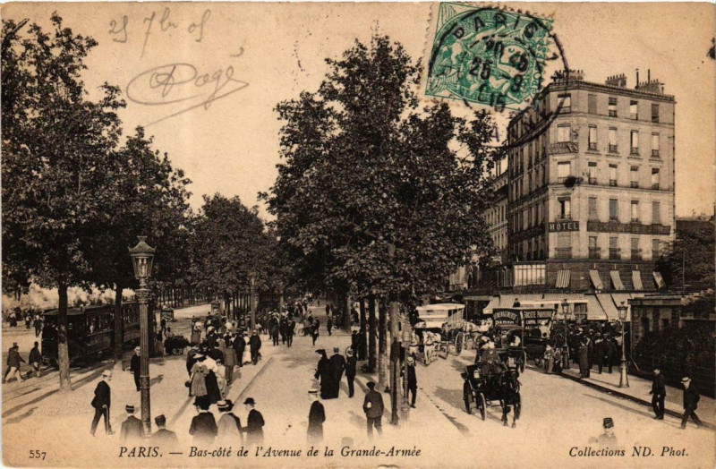 Carte postale ancienne Bas-côté de l'Avenue de la Grande Armée à Paris 16e
