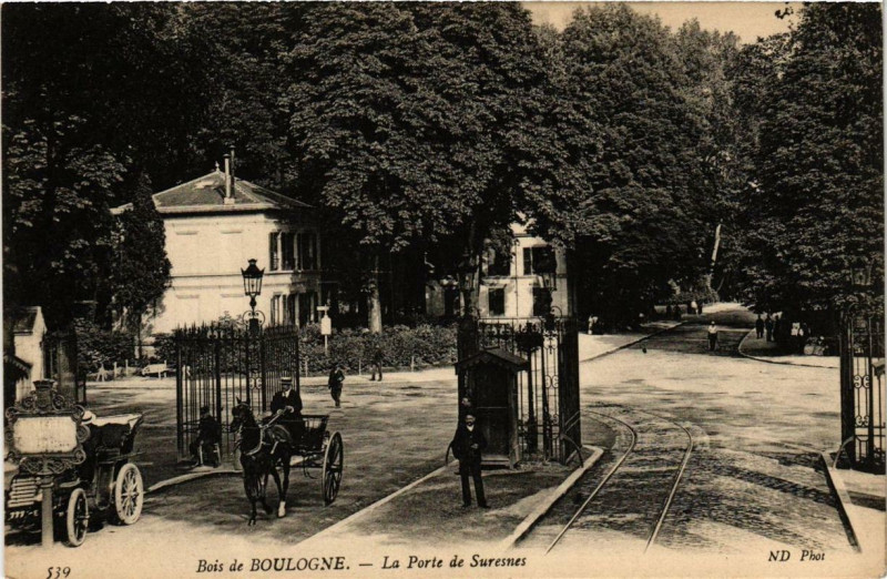 Carte postale ancienne Bois de Boulogne - La Porte de Suresnes à Paris 16e