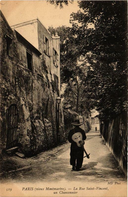 Carte postale ancienne Vieux Montmartre - La Rue Saint-Vincent - Un chansonnier à Paris 18e