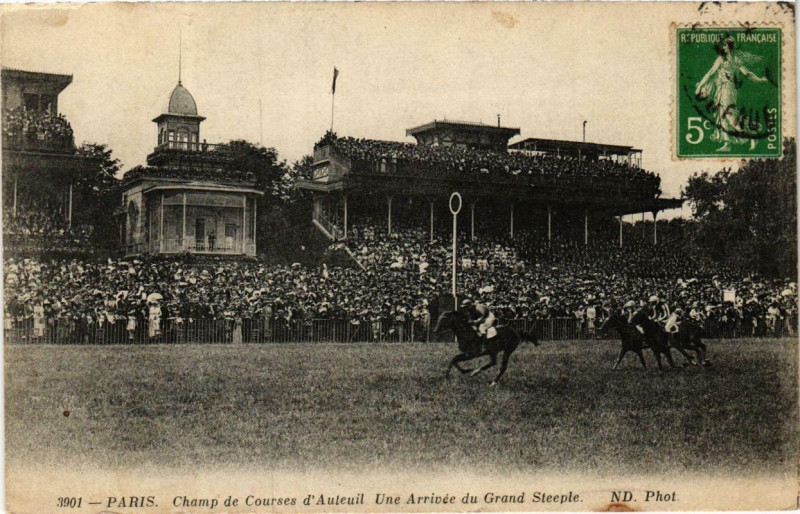 Carte postale ancienne Champ de Courses d'Auteuil - Une Arrivée du Grand Steeple à Paris 16e