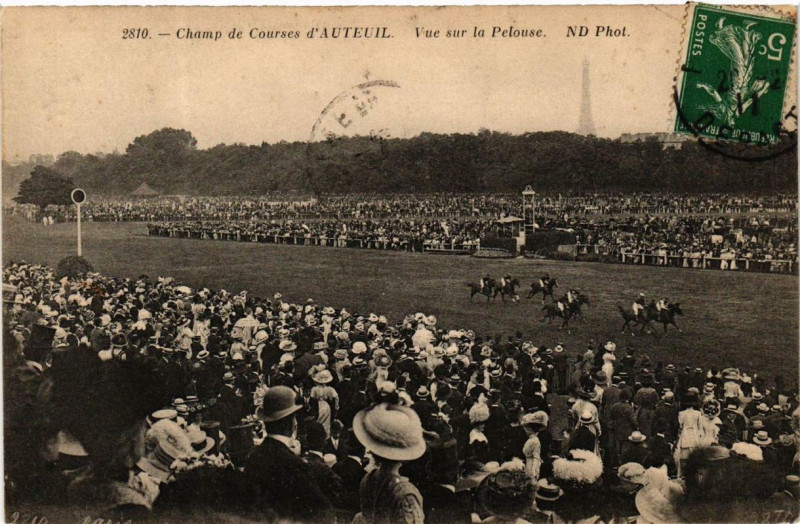 Carte postale ancienne Champ de Courses d'Auteuil - Vue sur la Pelouse à Paris 16e