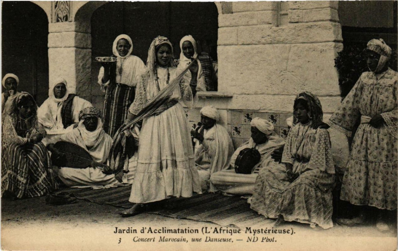 Carte postale ancienne Jardin d'Acclimatation (L'Afrique Mystérieuse) - Concert Marocain, une Danseuse à Neuilly-sur-Seine