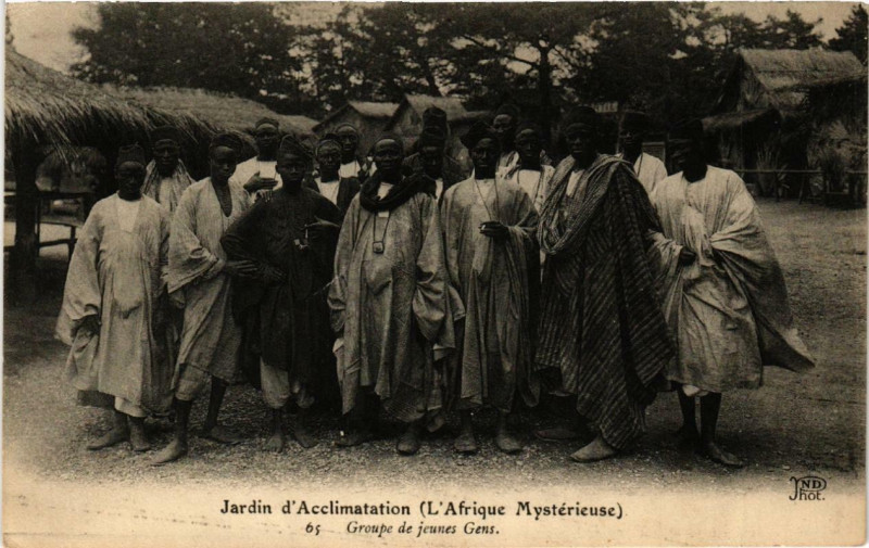 Carte postale ancienne Jardin d'Acclimatation (L'Afrique Mystérieuse) - Groupe de jeunes Gens à Neuilly-sur-Seine