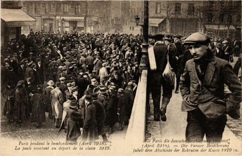 Carte postale ancienne Paris pendant le bombardement 1918 La Foule à Paris