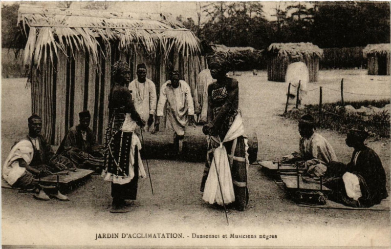 Carte postale ancienne Jardin d'Acclimatation - Danseuses et Musiciens nègres à Neuilly-sur-Seine