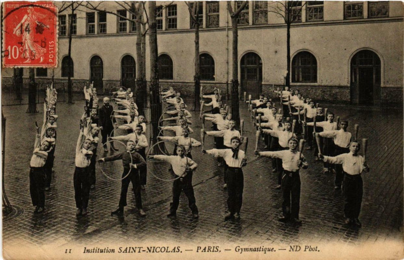 Carte postale ancienne Institution Saint-Nicolas - Gymnastique à Paris 6e