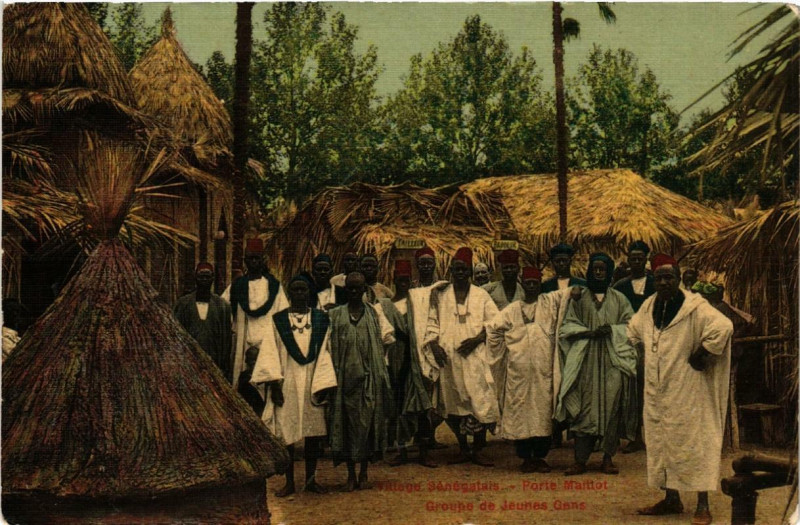 Carte postale ancienne Village Sénégalais - Porte Maillot - Groupe de Jeunes Gens à Neuilly-sur-Seine