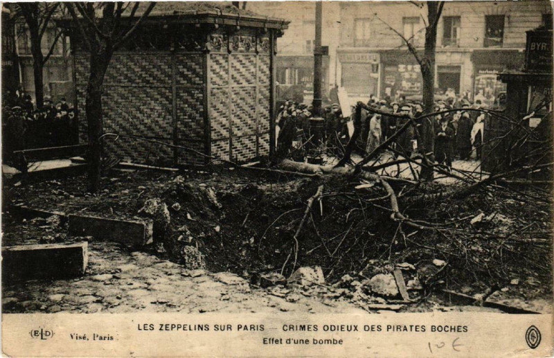 Carte postale ancienne Les Zeppelins sur Paris - Crimes odieux des pirates boches - Effet d'une bombe à Paris 20e