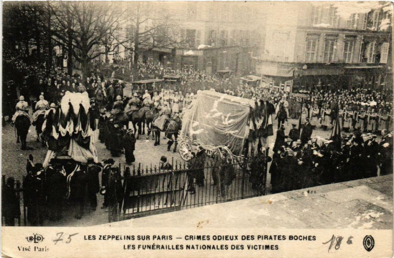 Carte postale ancienne Les Zeppelins sur Paris Les Funerailles Nationales des Victimes à Paris
