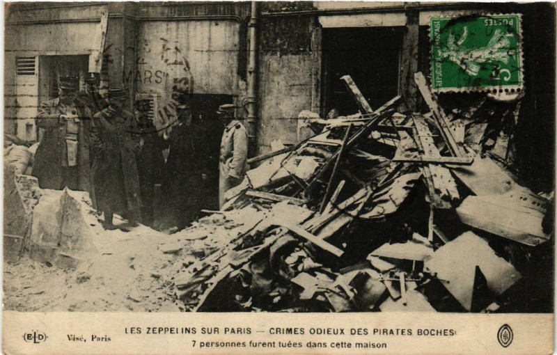 Carte postale ancienne Zeppelins sur Paris 7 personnes furent tuées dans cette maison à Paris
