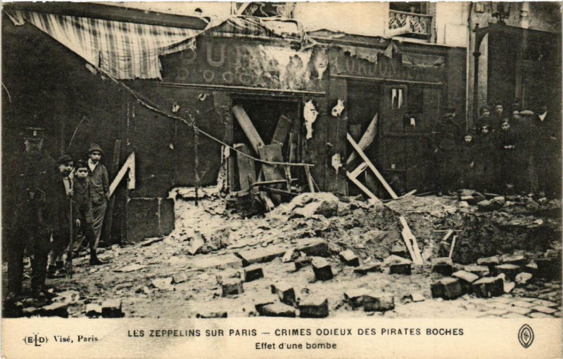 Carte postale ancienne Les Zeppelins sur Paris Effet d'une bombe à Paris