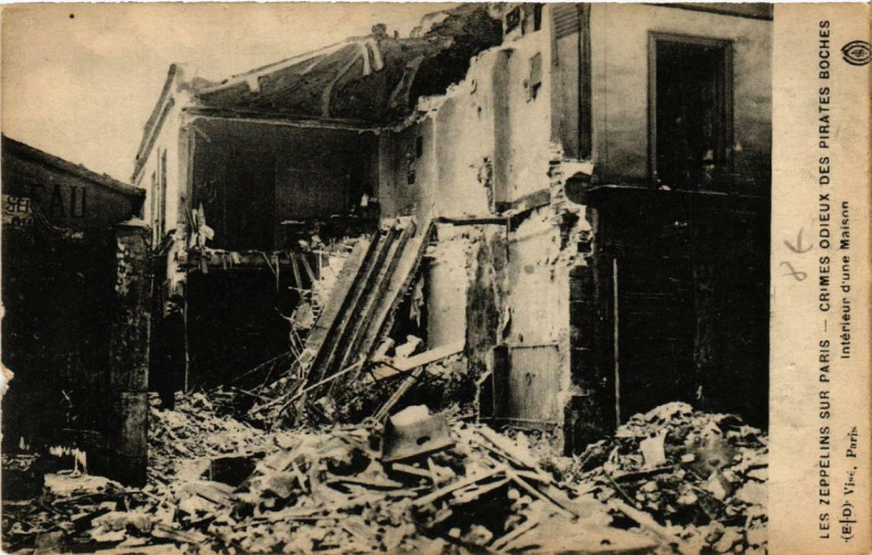 Carte postale ancienne Les Zeppelins sur Paris Intérieur d'une maison à Paris