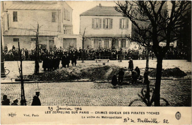 Carte postale ancienne Les Zeppelins sur Paris La voute du Metropolitain à Paris