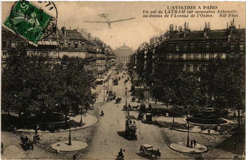 Carte postale ancienne Paris (9e) L'Aviation Un vol de Latham sur Antoinette à Paris 9e