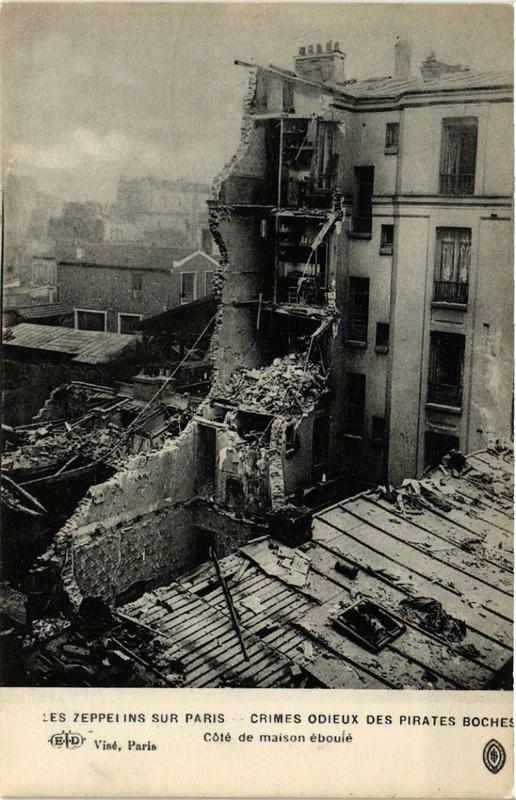 Carte postale ancienne Les Zeppelins sur Paris Cote de maison eboule à Paris