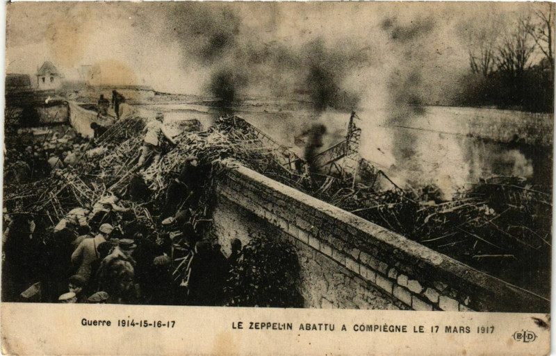 Carte postale ancienne Paris Le Zeppelin abattu Compiegne le 17 mars à Paris