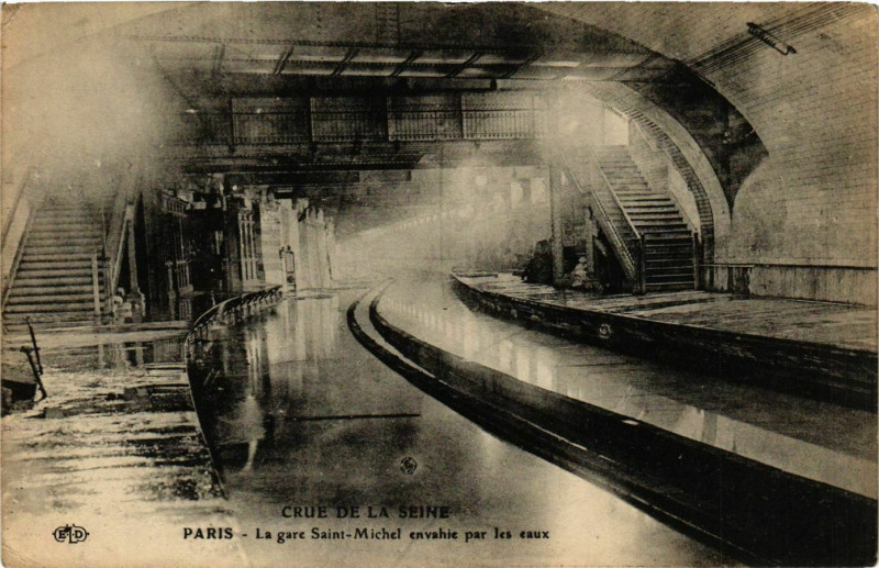 Carte postale ancienne Paris Inondations La Gare Saint-Michel envahie par les-Eaux à Paris