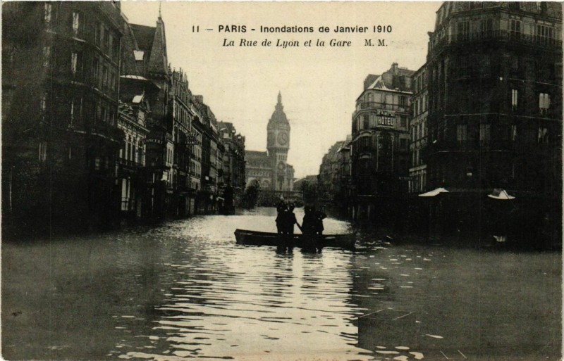 Carte postale ancienne Inondations de janvier 1910 - La rue de Lyon à Paris 12e