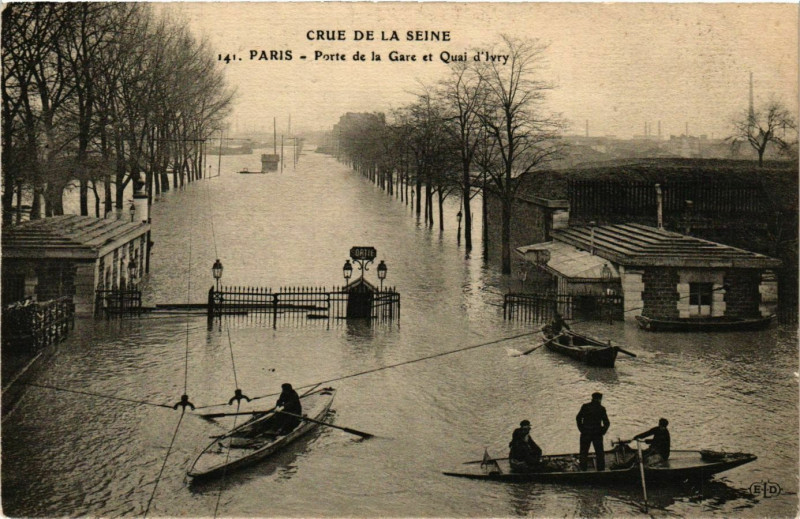 Carte postale ancienne Crue de la Seine - Porte de la Gare et Quai d'Ivry à Paris 13e