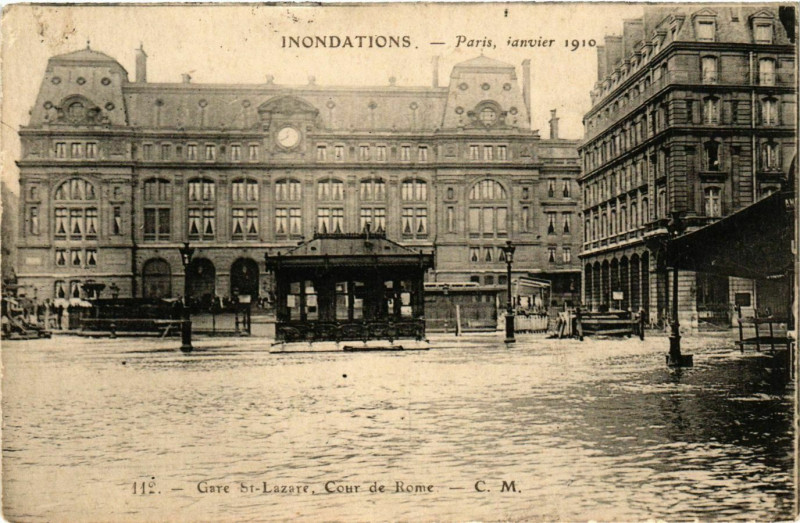 Carte postale ancienne Paris Inondations de Paris 1910 Gare Saint-Lazare Cour de Rome à Paris