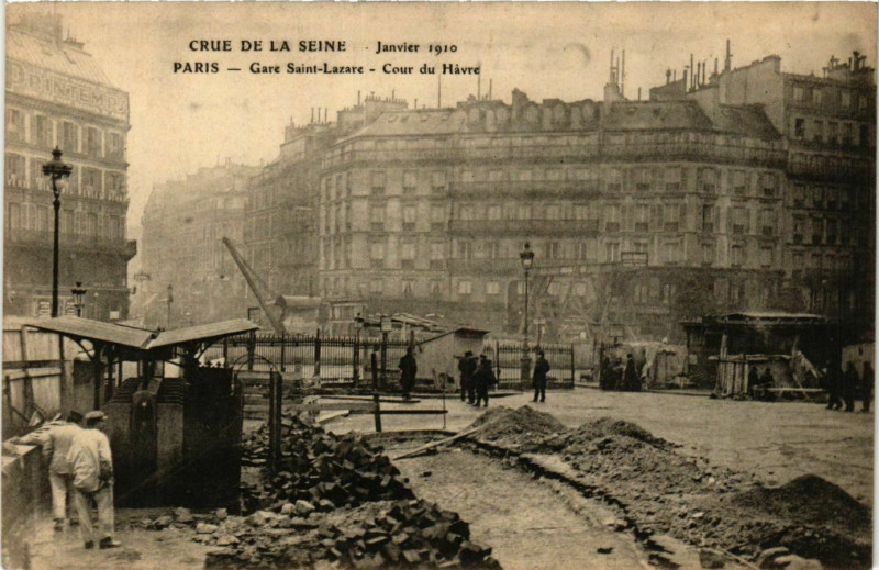 Carte postale ancienne Paris Crue de la Seine 1910 Gare Saint-Lazare Cour du Havre à Paris
