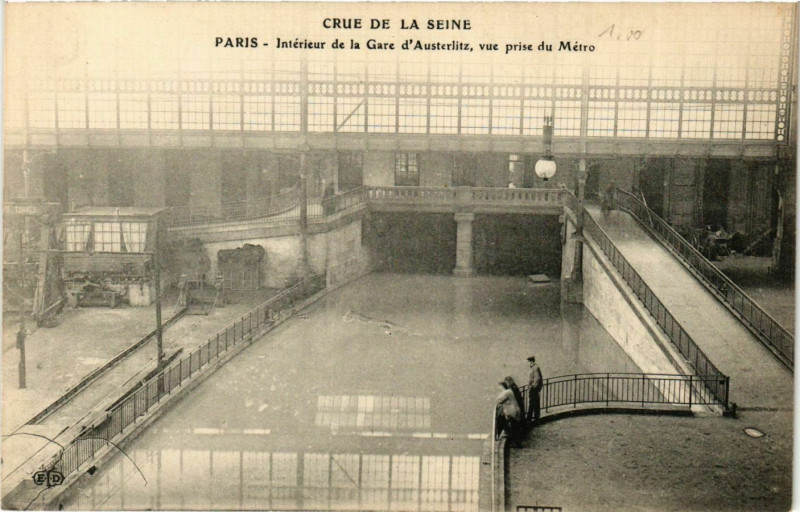 Carte postale ancienne Crue de la Seine - Intérieur de la Gare d'Austerlitz, vue prise du Métro à Paris 13e