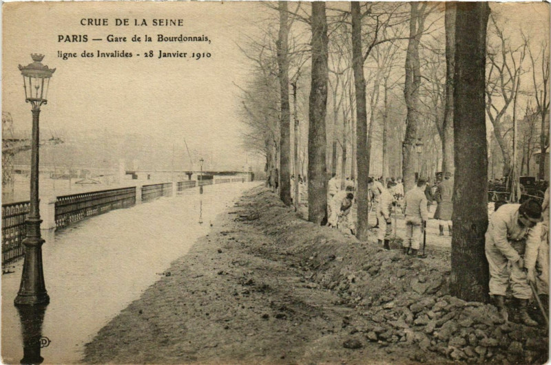 Carte postale ancienne Paris Crue de la Seine 1910 Gare de la Bourdonnais à Paris