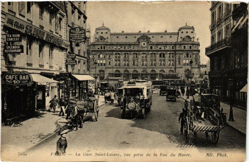 Carte postale ancienne Paris 8e Gare Saint-Lazare. Vue prise de la Rue du Havre Nd Phot à Paris 8e
