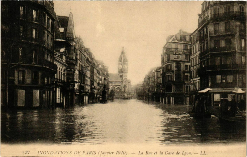 Carte postale ancienne Inondations de Paris (Janvier 1910) - La Rue et la Gare de Lyon à Paris 12e