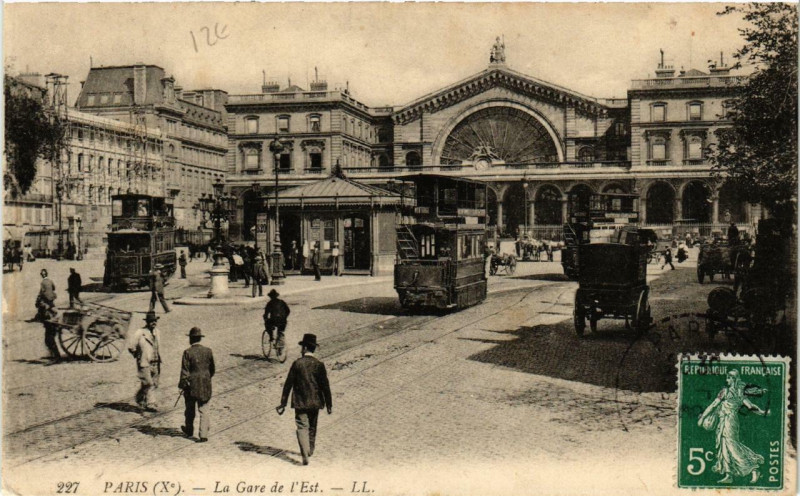 Carte postale ancienne Paris (10e) La Gare de l'Est à Paris 10e