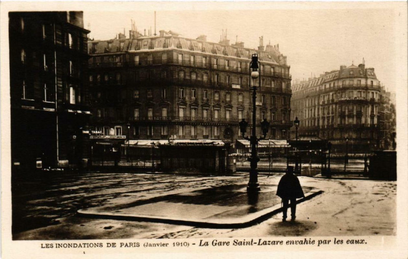 Carte postale ancienne Les Inondations de Paris 1910. La Gare Saint-Lazare envahie à Paris