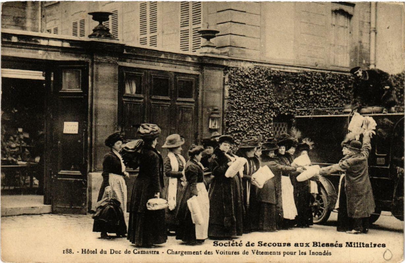 Carte postale ancienne 188 Hotel du Duc de Camastra Chargement des Voitures