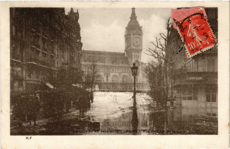 Carte postale ancienne La Crue du 28 Janvier 1910 Paris Rue de Lyon et la Gare à Paris