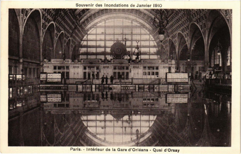 Carte postale ancienne Souvenir des Inondations. Paris Intérieur de la Gare d'Orleans à Paris