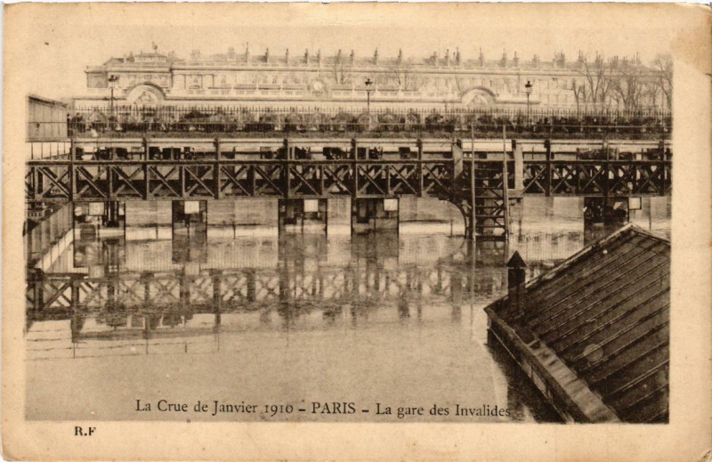 Carte postale ancienne La Crue du 28 Janvier 1910 Paris La Gare des Invalides à Paris