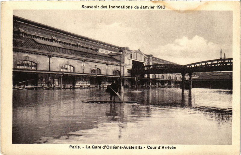 Carte postale ancienne Souvenir des Inondations. Paris La Gare d'Orleans-Austerlitz à Paris
