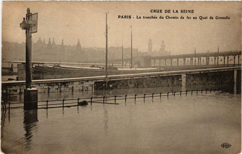 Carte postale ancienne Crue de la Seine - La tranchée du Chemin de fer au Quai de Grenelle à Paris 15e