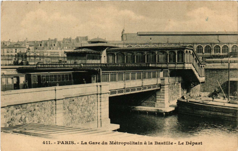 Carte postale ancienne Paris (4e) La Gare du Metropolitin a la Bastille Le Depart à Paris 4e