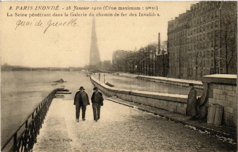 Carte postale ancienne Paris Inondé - 28 Janvier 1910 - La Seine pénétrant dans la Galerie du chemin de fer des Invalides à Paris 15e