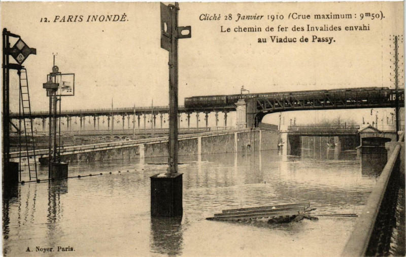 Carte postale ancienne Paris inondé - Cliché 28 Janvier 1910 -  Le chemin de fer des Invalides envahi au Viaduc de Passy. à Paris 15e