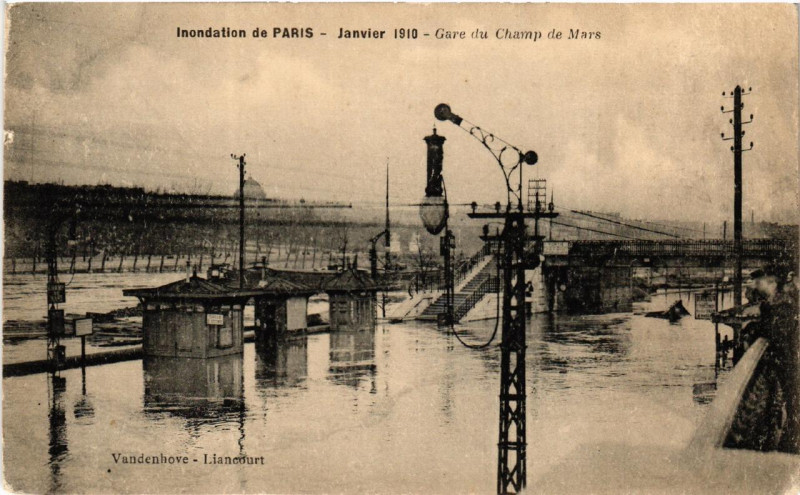 Carte postale ancienne Inondation de Paris 1910. Gare du Champ de Mars à Paris
