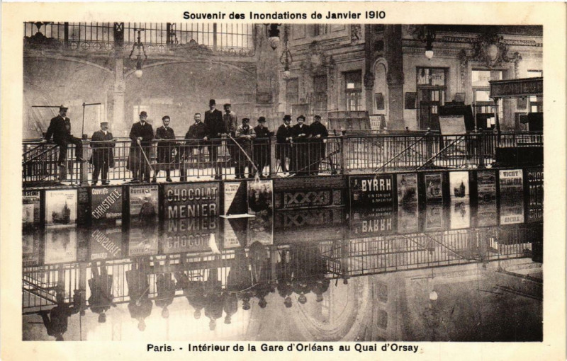 Carte postale ancienne Souvenir des Inondations. Paris Intérieur de la Gare d'Orleans à Paris