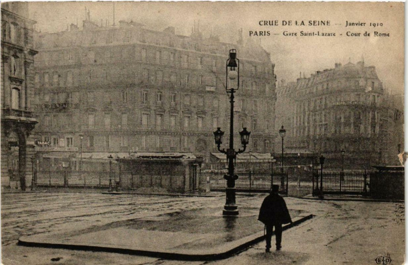 Carte postale ancienne Crue de la Seine Paris Gare Saint-Lazare. Cour de Rome à Paris