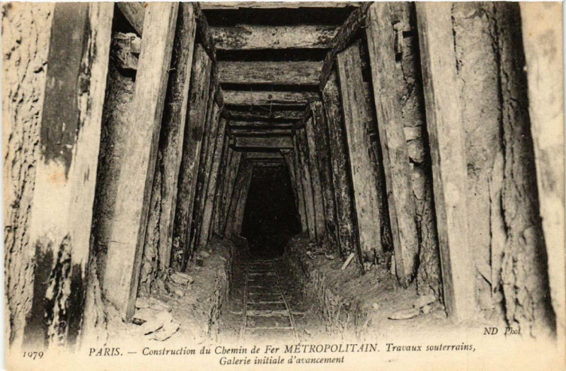 Carte postale ancienne Paris Construction du Chemin de Fer Metropolitain à Paris