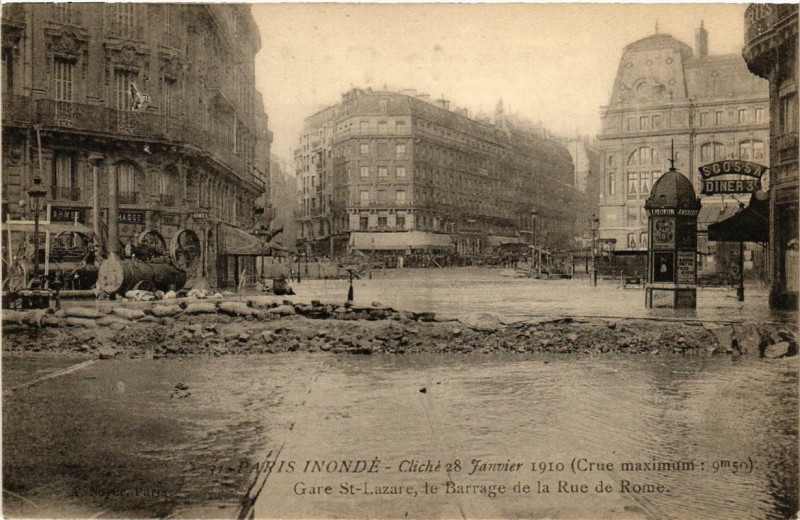 Carte postale ancienne Paris Inonde 31 Gare Saint-Lazare le Barrage de la Rue de Rome à Paris